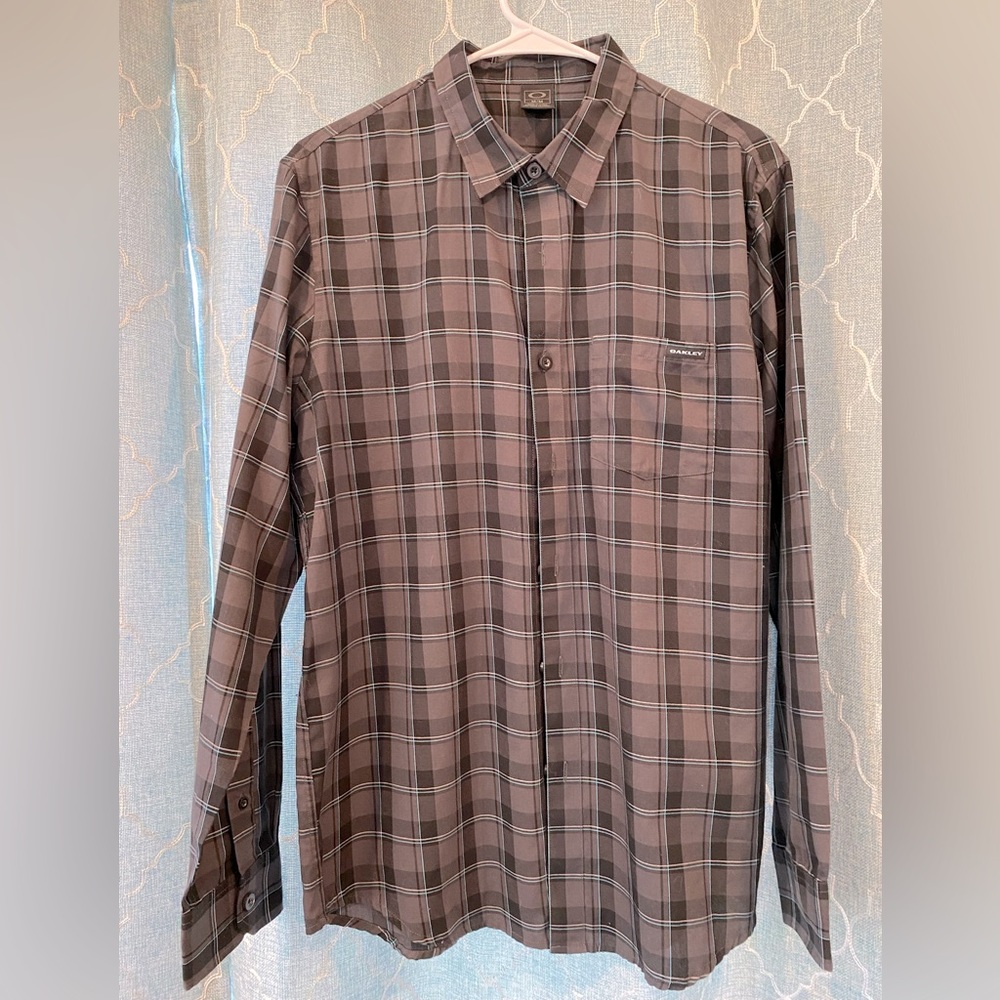 OAKLEY Men's long sleeve button down plaid shirt in size M
